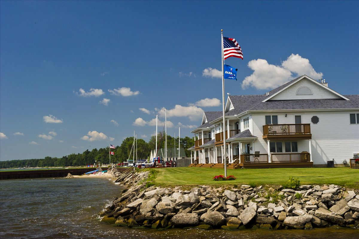 Attached housing in Tawas City